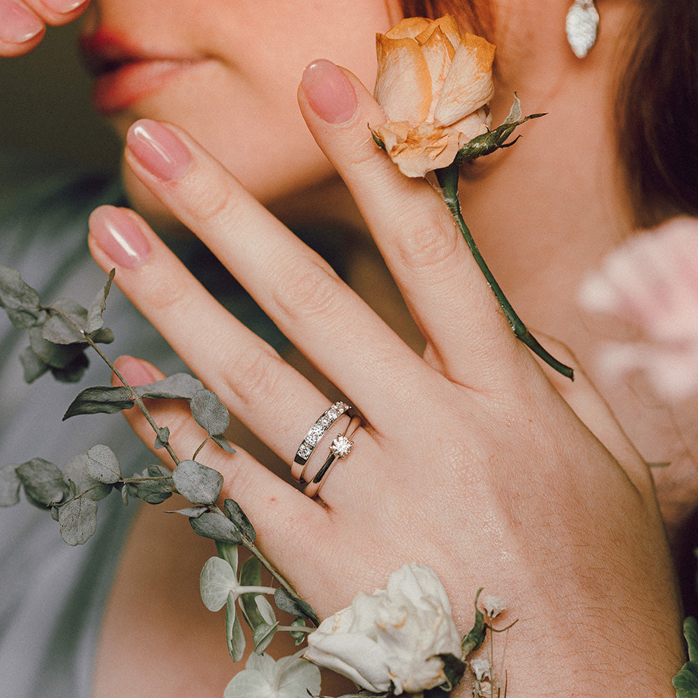 Anillo de compromiso y matrimonio diferencia sale