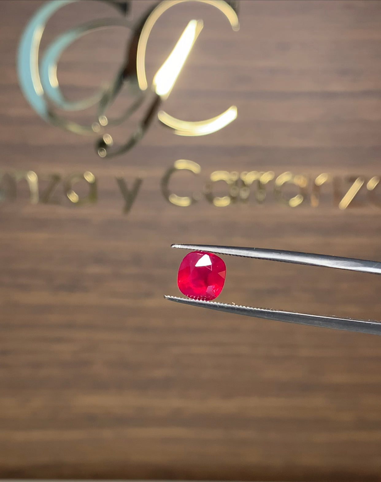 Ruby es la gema más valiosa de las piedras de colores.