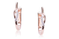 Aretes marca Breuning con diamantes en oro rosa de 18k