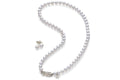 Set Collar y Aretes marca mikimoto de perlas en oro blanco 18k