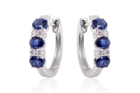 Aretes marca Carranza y Carranza con diamantes y zafiros en oro blanco de 18K